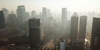 雅加达,印度尼西亚。2017年12月26日:在摩天大楼附近烟雾弥漫的清晨，雅加达的空中城市景观，用4k分辨率拍摄
