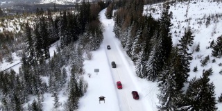 汽车在雪山道路上移动的鸟瞰图