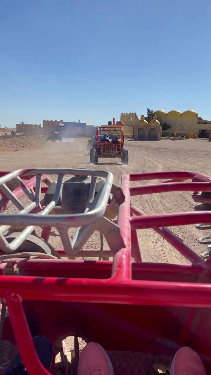 在穿越埃及沙漠时，从红色的马车上看到的景色