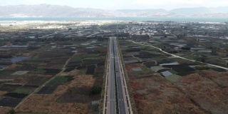 中国云南省大理苍山脚下的一条笔直的汽车路