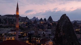 土耳其卡帕多西亚，戈雷米的夜景，夕阳西下，俯瞰着尖塔和岩石中的房屋视频素材模板下载