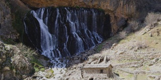 土耳其图阿鲁兹山脉，阿拉达格拉国家公园里独一无二的卡普兹巴斯瀑布
