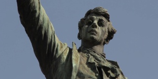 阿根廷布宜诺斯艾利斯帕特里西奥斯公园的贝纳多·德·蒙塔古多铜像。关闭了。