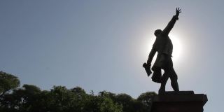 阿根廷布宜诺斯艾利斯帕特里西奥斯公园的贝纳多·德·蒙塔古多铜像。
