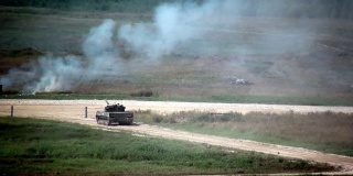 俄罗斯军队坦克战争机器在尘土飞扬的道路上行驶，射击演习。