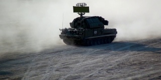 俄罗斯现代化坦克和装备纵队沿着尘土飞扬的道路行进。