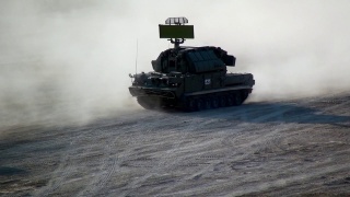 俄罗斯现代化坦克和装备纵队沿着尘土飞扬的道路行进。视频素材模板下载