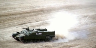 俄罗斯的坦克纵队在演习中沿着尘土飞扬的道路行进。