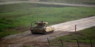 俄罗斯战争机器军事机器人坦克射击演习。