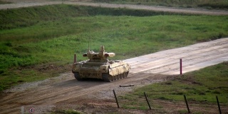 俄罗斯战争机器人在战场上进行射击训练。