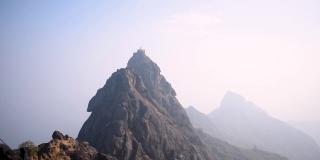 白天吉纳尔山的广角视图，在朱纳加德，古吉拉特邦，印度。自然景观。古吉拉特邦旅游目的地