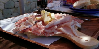 一盘典型的意大利冷切肉和奶酪配一杯葡萄酒