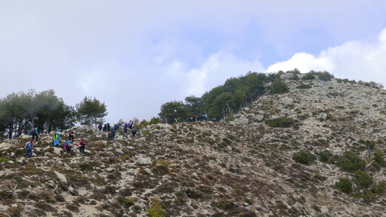 攀登山脊的徒步旅行者