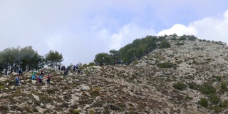 攀登山脊的徒步旅行者