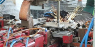 工人进行煤气炉金属格栅接触焊接