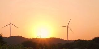 在印度古吉拉特邦的万卡纳，夕阳下的风车剪影。绿色能源的背景。夕阳下风电场的剪影。清洁能源的背景