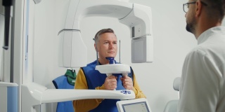 为牙科扫描做准备。病人正在接受全景3D牙科扫描