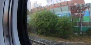 2018年10月25日，韩国首尔，一辆开往目的地的列车停靠在车窗旁，拍摄了《鱼眼》。