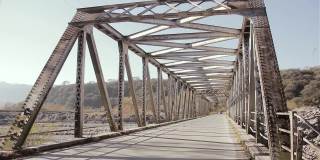 南美洲，阿根廷，Jujuy省，圣萨尔瓦多附近的老桥。放大。