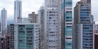 垂直城市中住宅建筑的正面