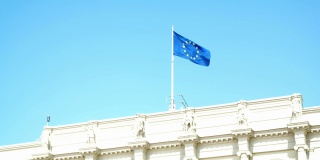 哥德堡市中心古斯塔夫阿道夫广场市政厅楼顶悬挂的欧盟旗帜