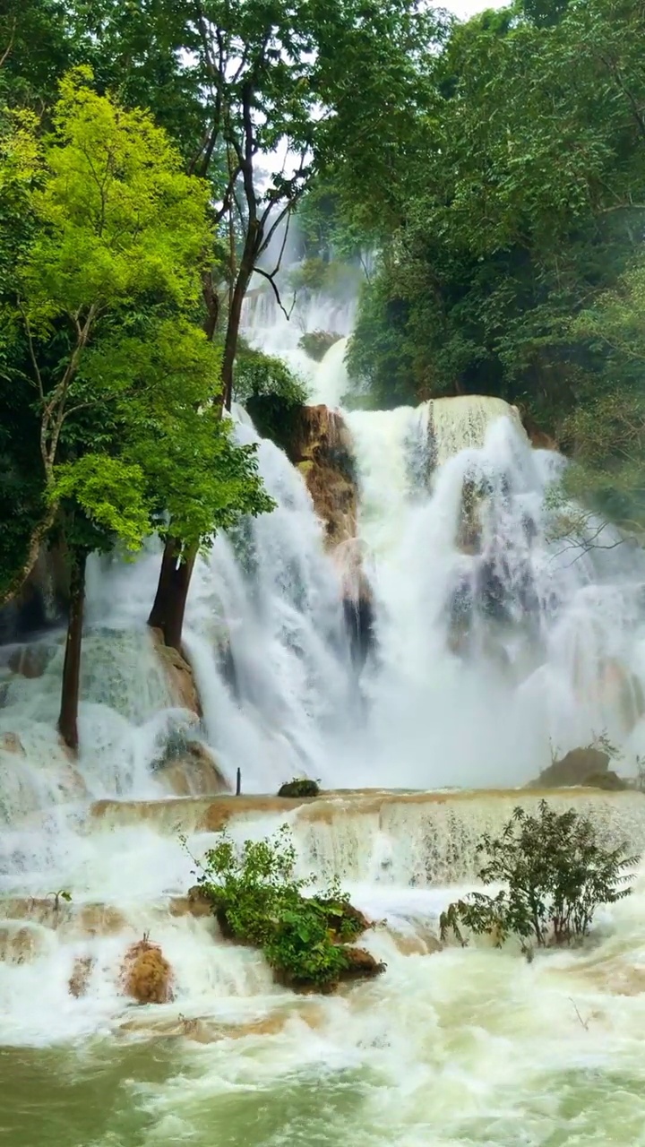 达旷寺瀑布是石灰岩瀑布，景色秀丽，非常好看