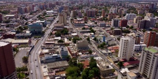 委内瑞拉莱歇里亚市的部分建筑和附近海滩的无人机拍摄的视频