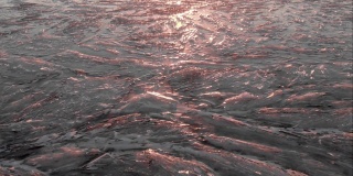 日落时冰冻的山湖的延时拍摄
