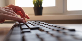 女性用手在电脑上打字，用笔记本电脑键盘打字，利用互联网发邮件，社交网络银行在线转账和支付
