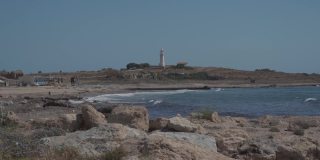 帕福斯地中海岸边的旧灯塔。帕福斯海岸线的著名景点。塞浦路斯岛帕福斯市地中海上的白色旧灯塔。旅行和旅游