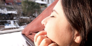 冬日的阳光照在一个女人的脸上