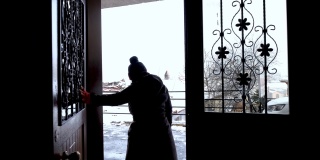 冬天，兴奋的女人打开公寓的门，走到外面