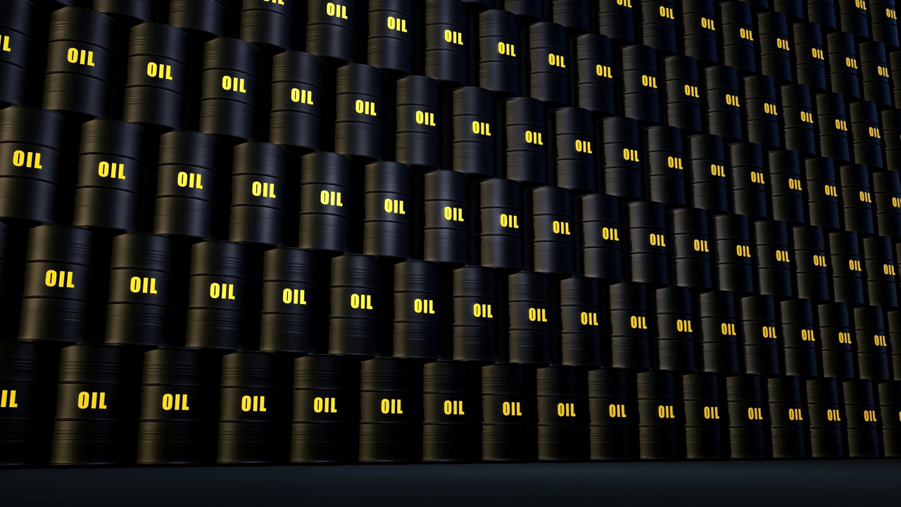 堆叠的黑色石油桶。“oil”这个词被涂成了黄色。