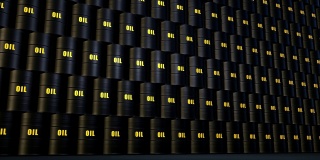 堆叠的黑色石油桶。“oil”这个词被涂成了黄色。