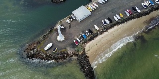 圣基尔达灯塔无人机航拍与渔船在码头，墨尔本，澳大利亚维多利亚州