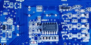 微芯片的蓝色电脑电路板的微距视频片段