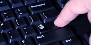 人类手指按下电脑键盘上浏览按钮的微距视频片段
