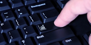 人体手指按下计算机键盘上的图表键的宏