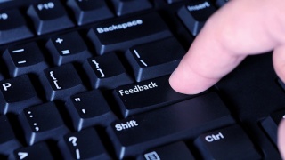 宏的男性手指按下计算机键盘上的反馈键视频素材模板下载