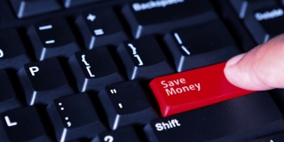 男性手指按下电脑键盘上带有“省钱”字样的红色按钮