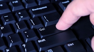 男性手指按下计算机键盘上的Go按钮视频素材模板下载