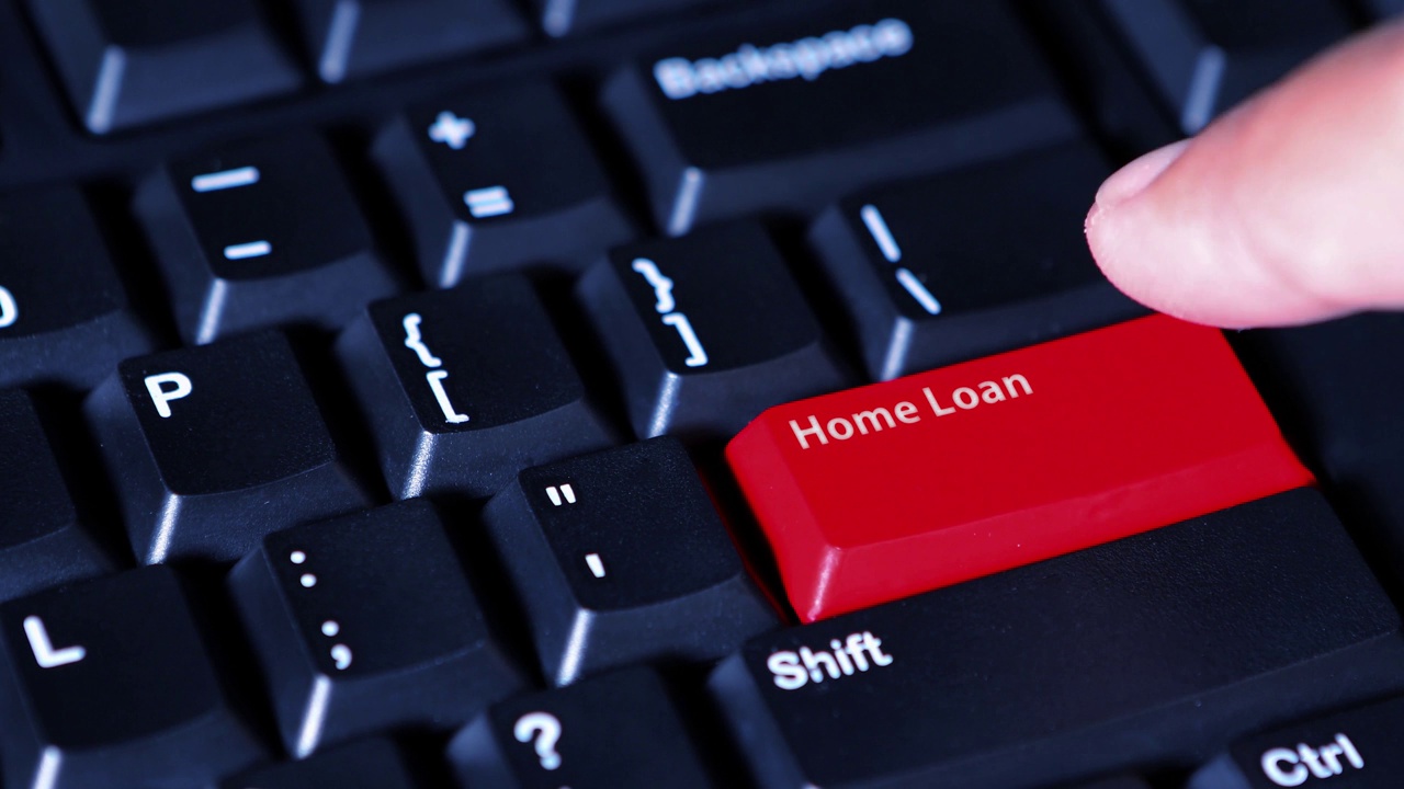 用手按下电脑键盘上红色“Home Loan”按钮的视频片段