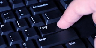视频画面显示，一名男性手指按下了电脑键盘上的“Easy”按钮