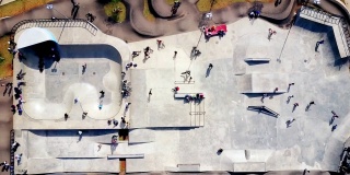 雅加达，2017年3月24日:鸟瞰滑板公园，人群在玩滑板和小轮车。4K分辨率专业拍摄