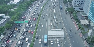 雅加达，2017年4月12日:航拍视频显示雅加达高速公路上的交通拥堵