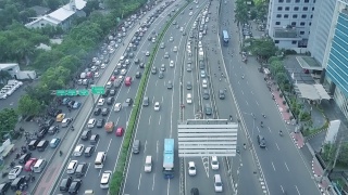 雅加达，2017年4月12日:航拍视频显示雅加达高速公路上的交通拥堵视频素材模板下载