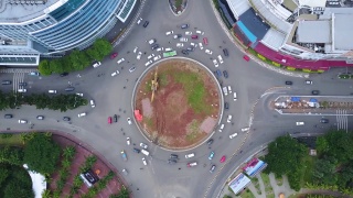 雅加达，2017年4月07日:印尼雅加达交通高峰期的十字路口鸟瞰图。4K分辨率专业拍摄视频素材模板下载