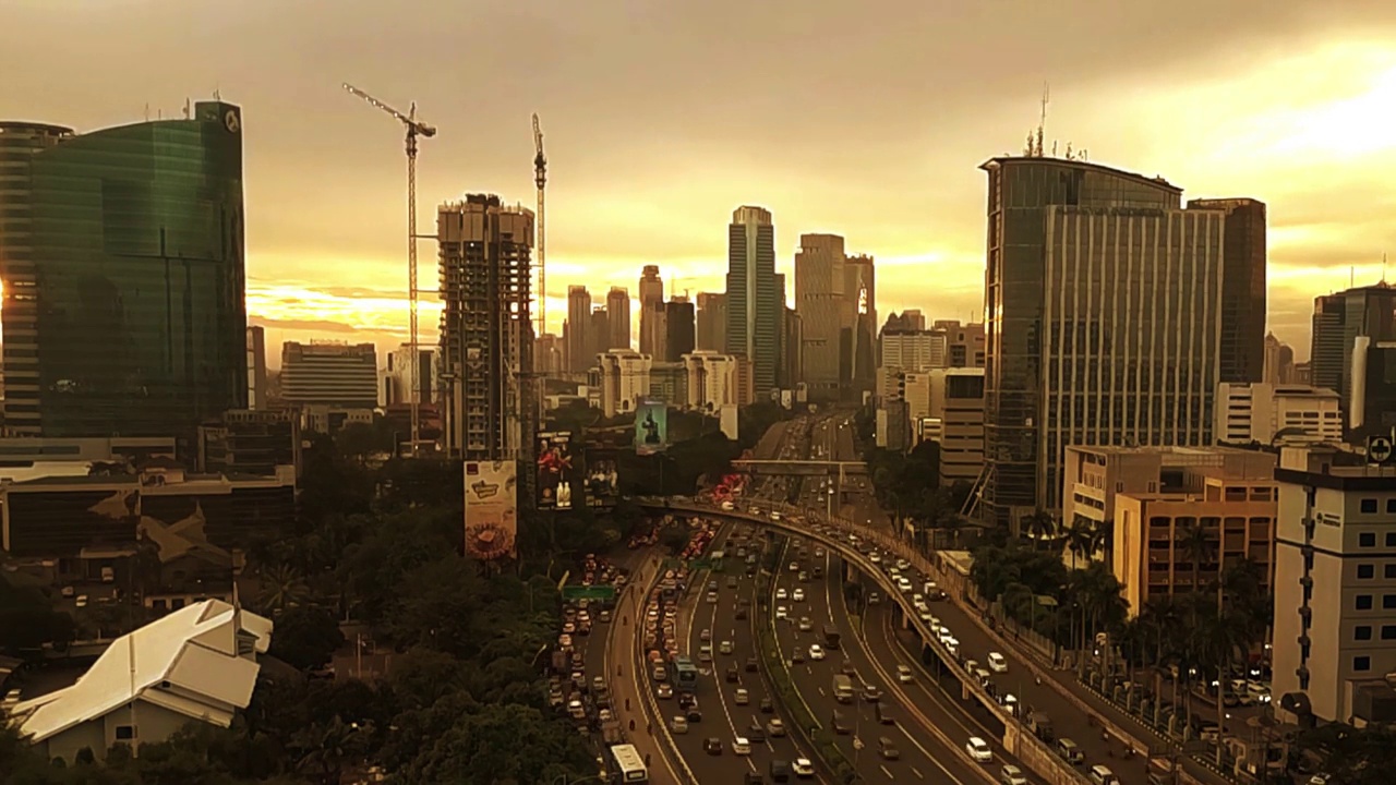 雅加达，2017年4月12日:印尼雅加达，高峰时段，摩天大楼和高速公路的空中交通拥堵