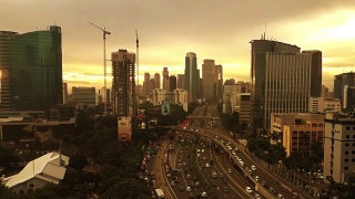 雅加达，2017年4月12日:印尼雅加达，高峰时段，摩天大楼和高速公路的空中交通拥堵视频素材模板下载