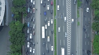 印度尼西亚雅加达高速公路上拥挤车辆的俯视图视频片段。在高峰时间开枪视频素材模板下载